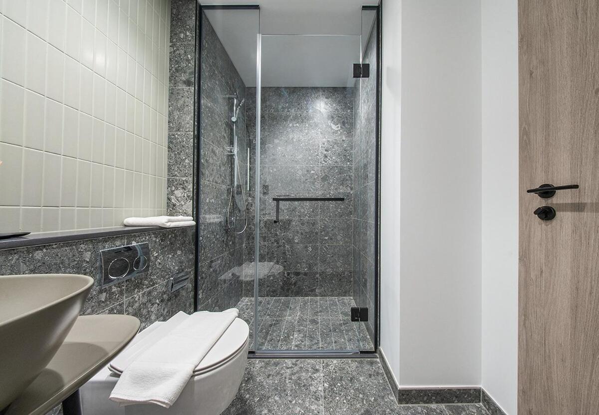 1 Bed in Peninsula 3 with Full Canal Views - 3