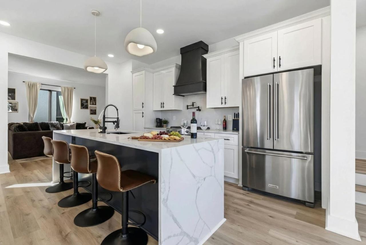 Hot Tub Poker Pool Table & Rooftop City MLS View - 4