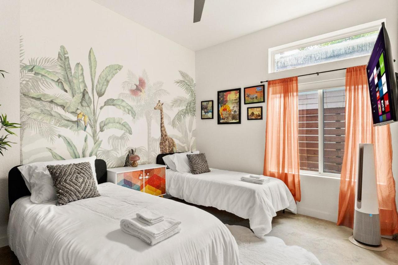 3BR 2BA East Austin Retreat w Putting Green, Sun Deck and Office by Austin Vacay - 2