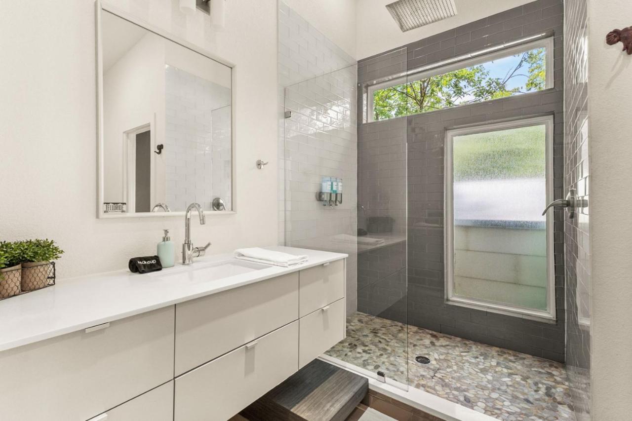 3BR 2BA East Austin Retreat w Putting Green, Sun Deck and Office by Austin Vacay - 3