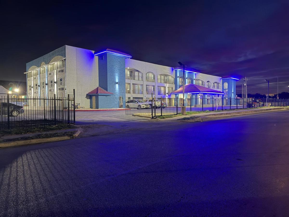 Image: Hallmark Inn & Suites Newly Renovated Rooms San Antonio Northeast