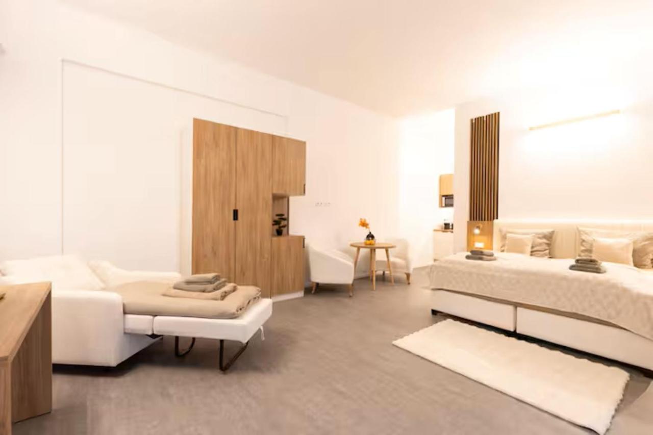 Jomi Stays Berlin - Kudamm - 2