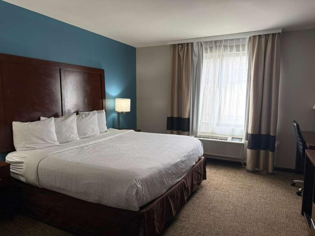 Days Inn by Wyndham Brooklyn Marine Park - 2