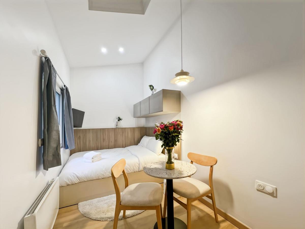 Convenient studio inside Paris near Metro and stores - 2