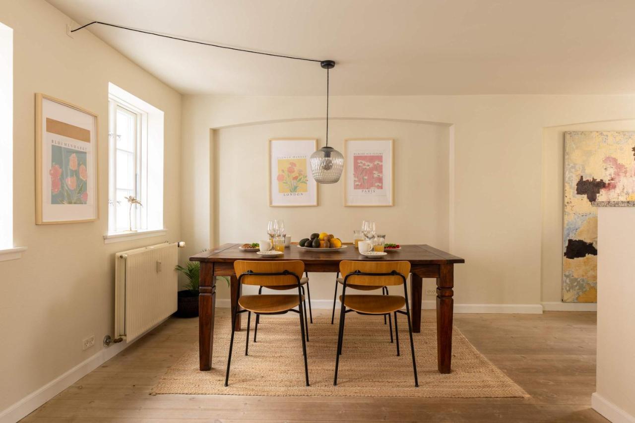 Bright Stay for Two Near Metro & City Sights - 4