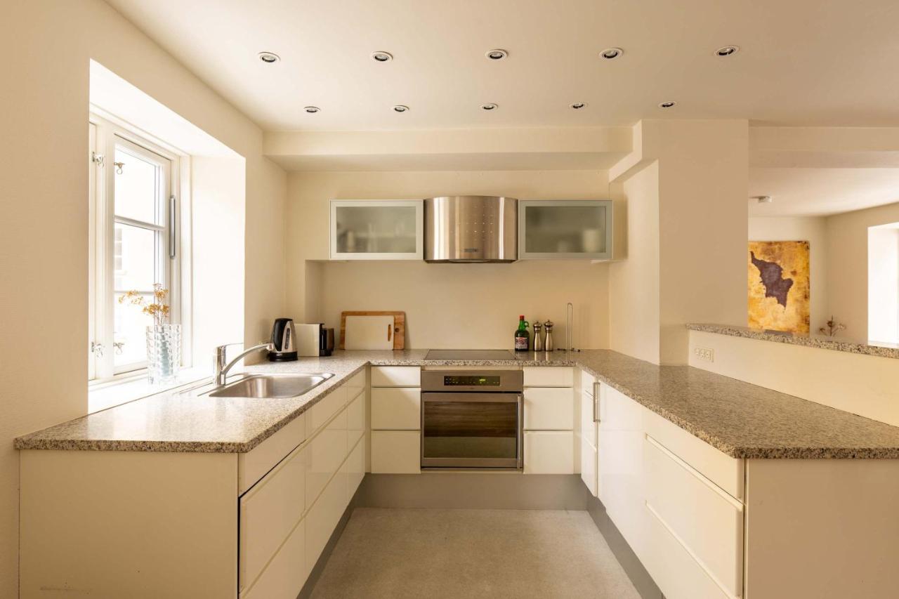 Bright Stay for Two Near Metro & City Sights - 5