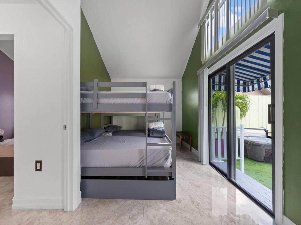 The Gilded Palm - Near Design District - Pool & Hot Tub - 2