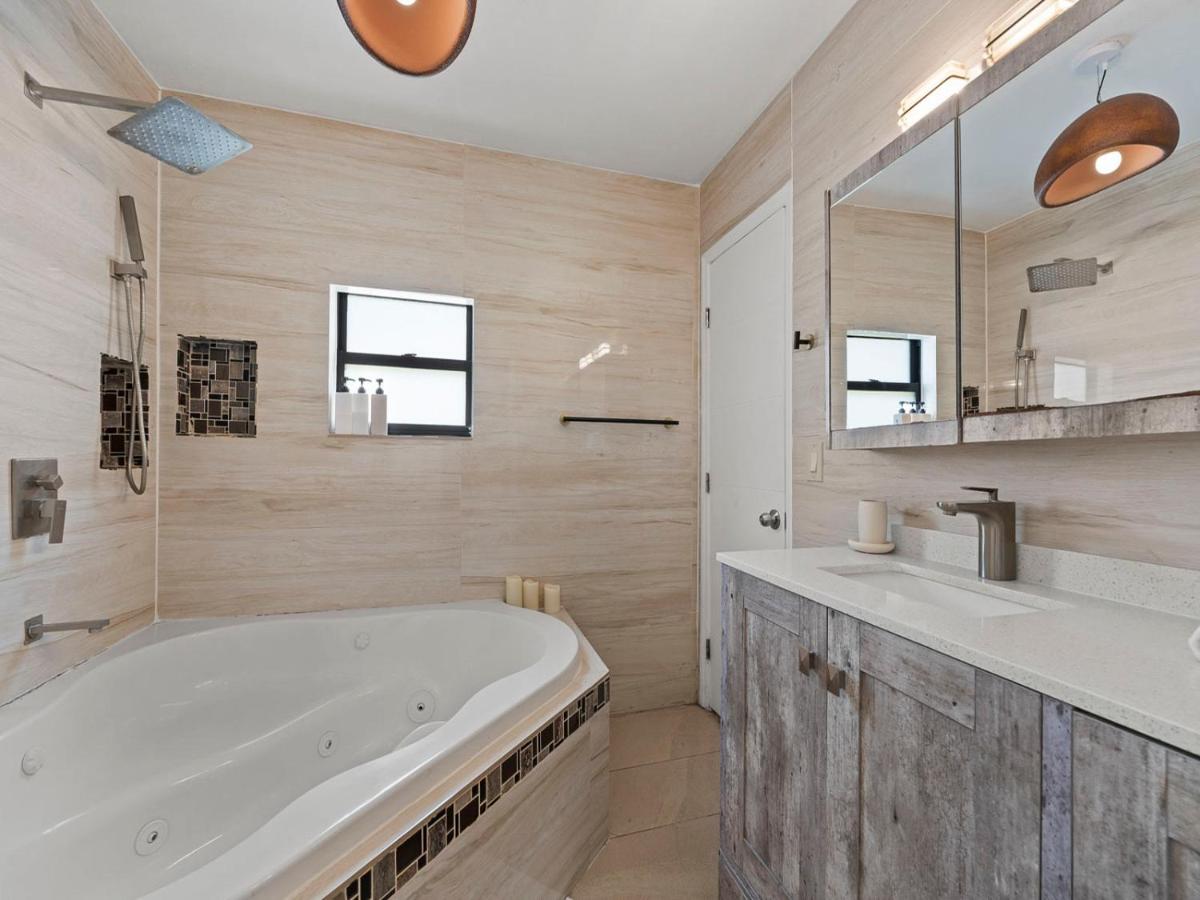 The Gilded Palm - Near Design District - Pool & Hot Tub - 3