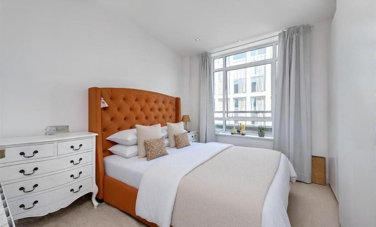 Collection - County Hall Residence 1B1B - 2