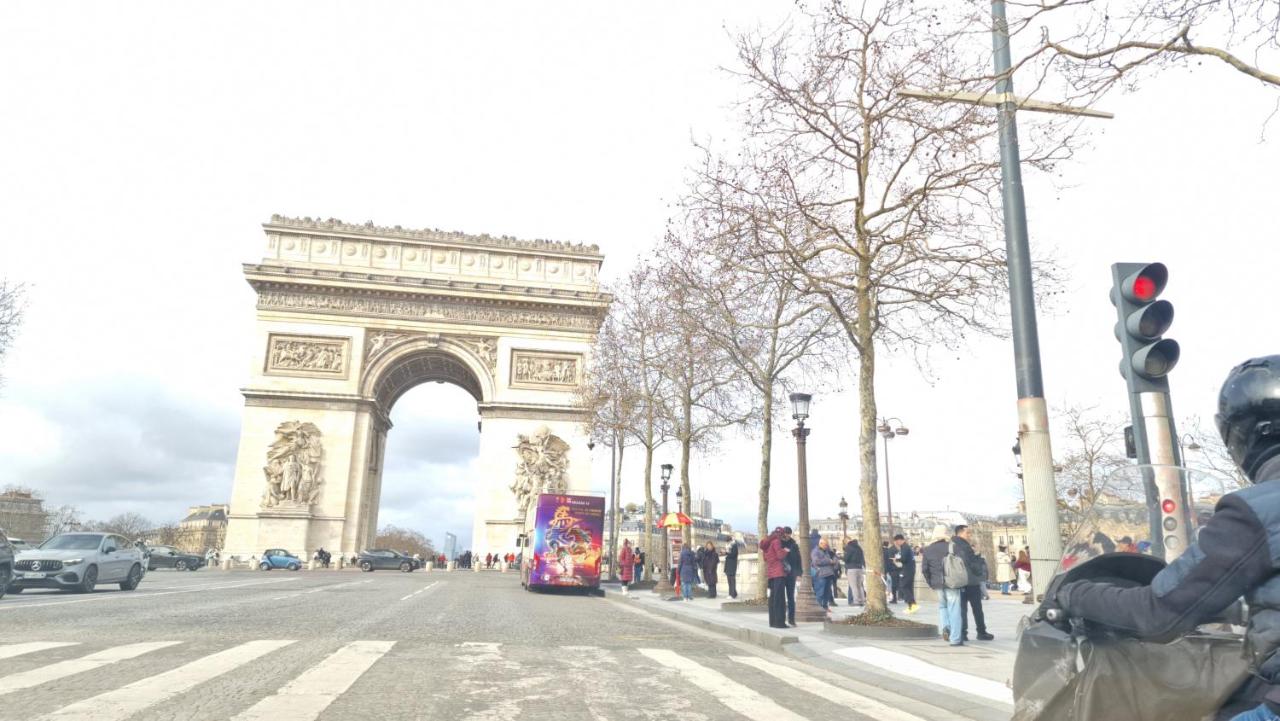 Gare Montparnasse 1mins,center, bd St Germain, 5mins Eiffel tour ,Notre Dame of Paris ,quartier Latin,amusing place