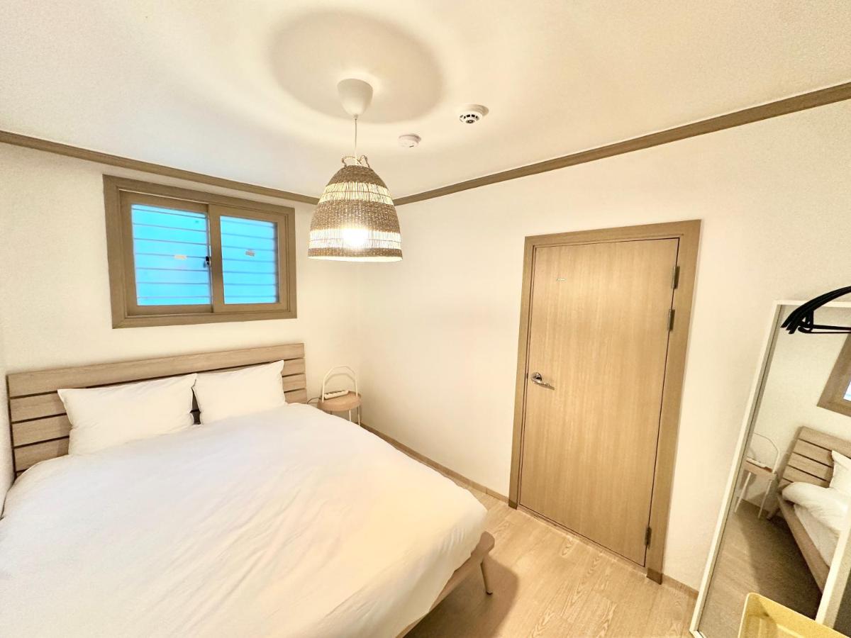 CREAM CHACHA STAY 3-min Walk to Hongdae Station 1st Floor, No Stairs 2BR 3 Beds - 4