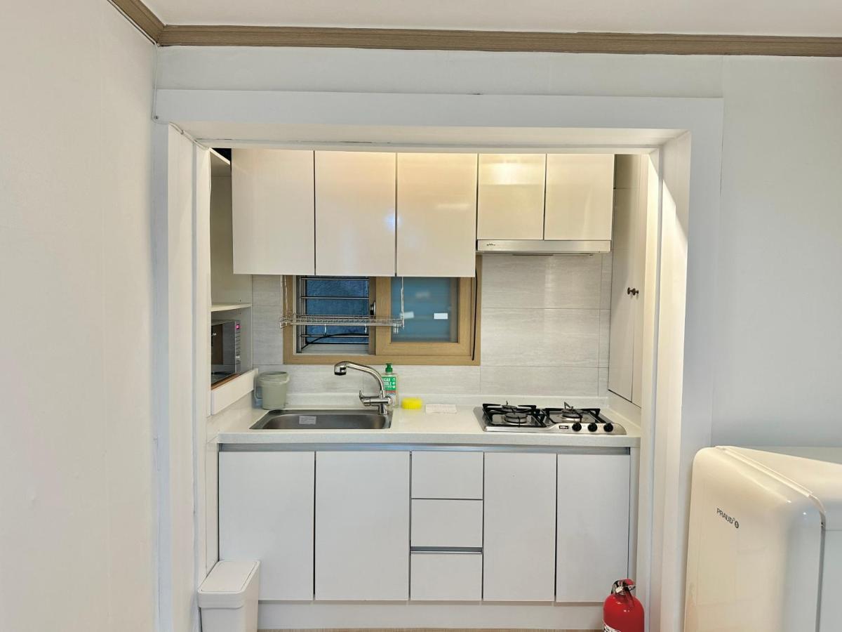 CREAM CHACHA STAY 3-min Walk to Hongdae Station 1st Floor, No Stairs 2BR 3 Beds - 2