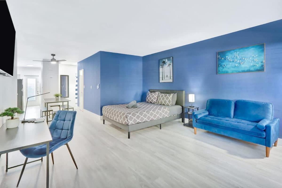 Bright 1BR Miami Beach Apt with 3 Queens & Smart TV