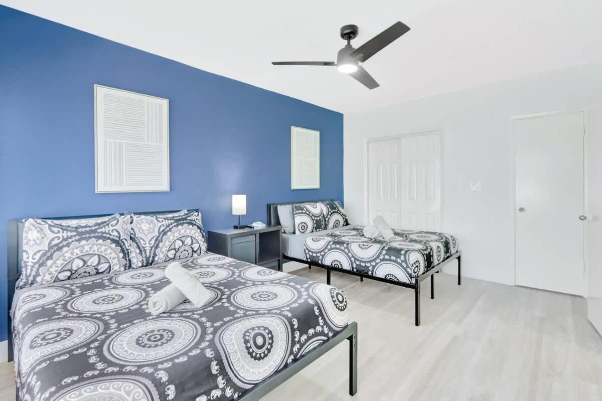 Bright 1BR Miami Beach Apt with 3 Queens & Smart TV - 2