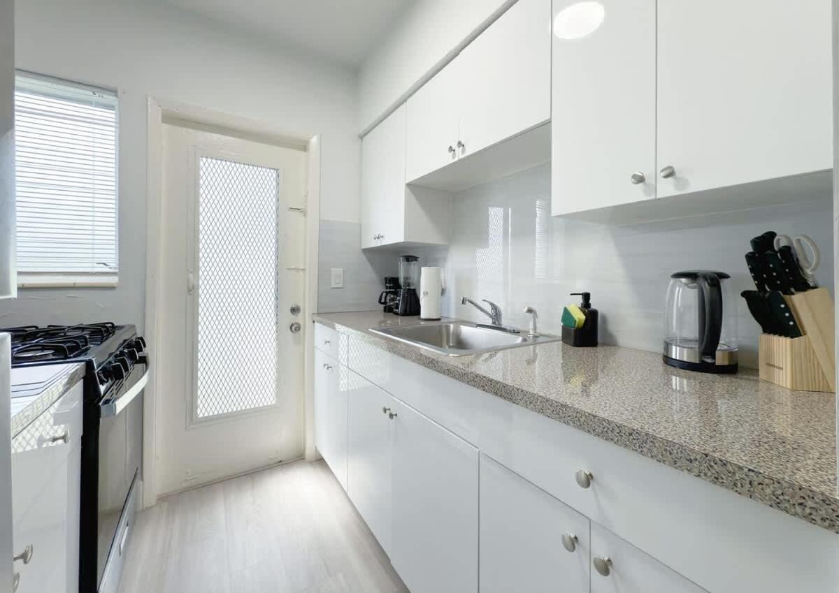 Bright 1BR Miami Beach Apt with 3 Queens & Smart TV - 3