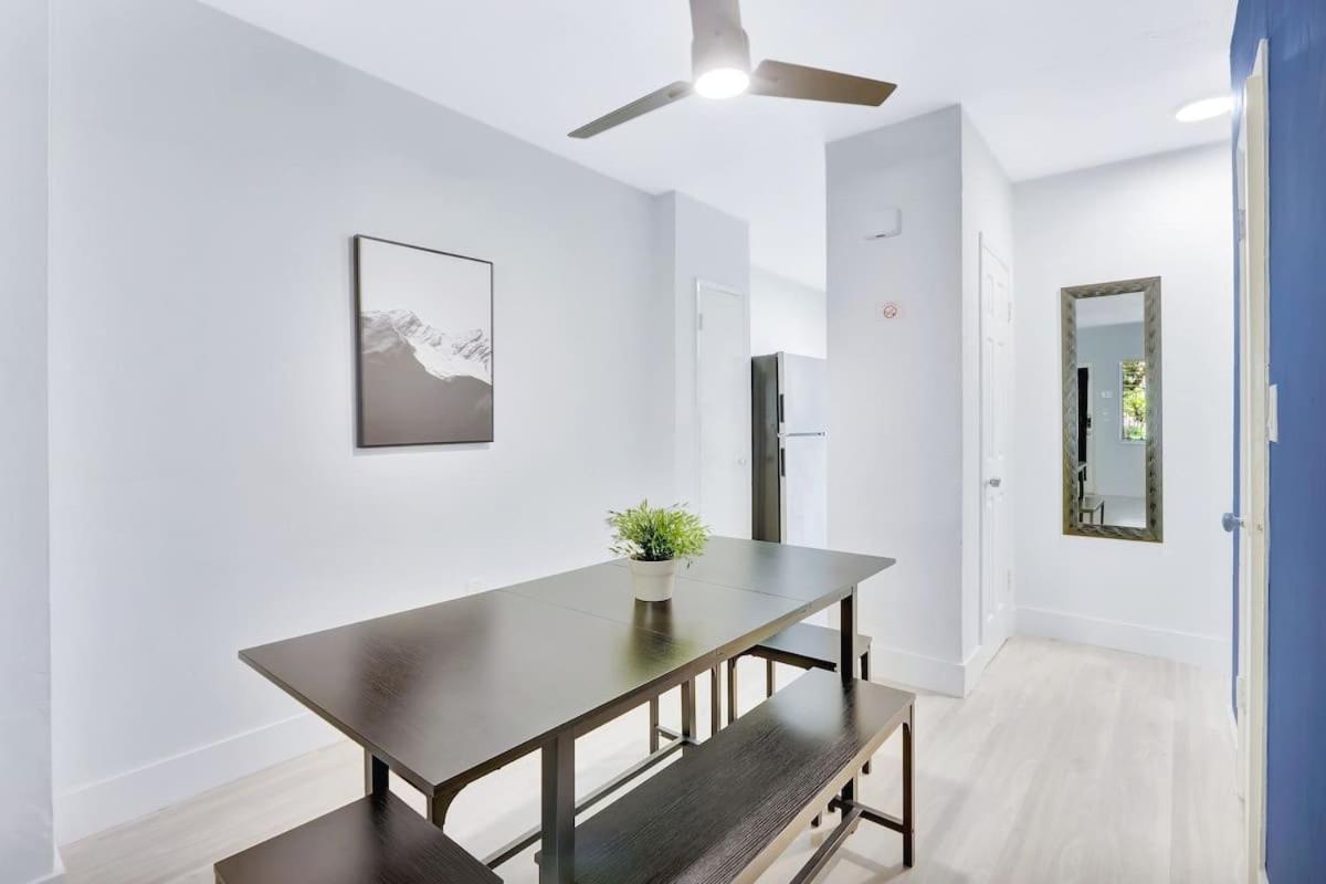 Bright 1BR Miami Beach Apt with 3 Queens & Smart TV - 4