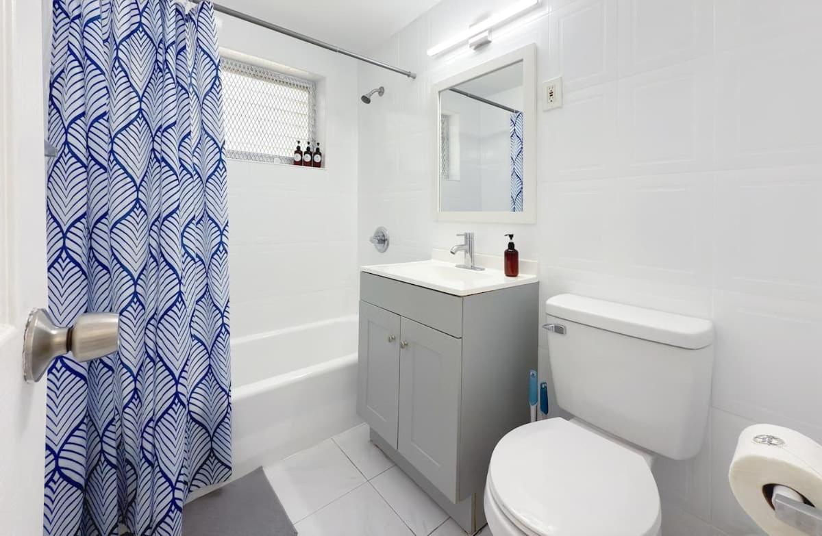 1BR Miami Beach Apt with King plus 2 Queens & Smart TV - 5