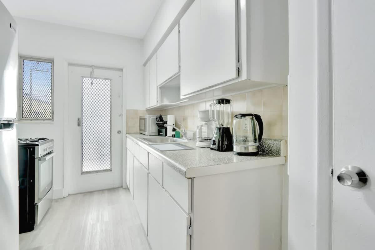 1BR Miami Beach Apt with King plus 2 Queens & Workspace - 4