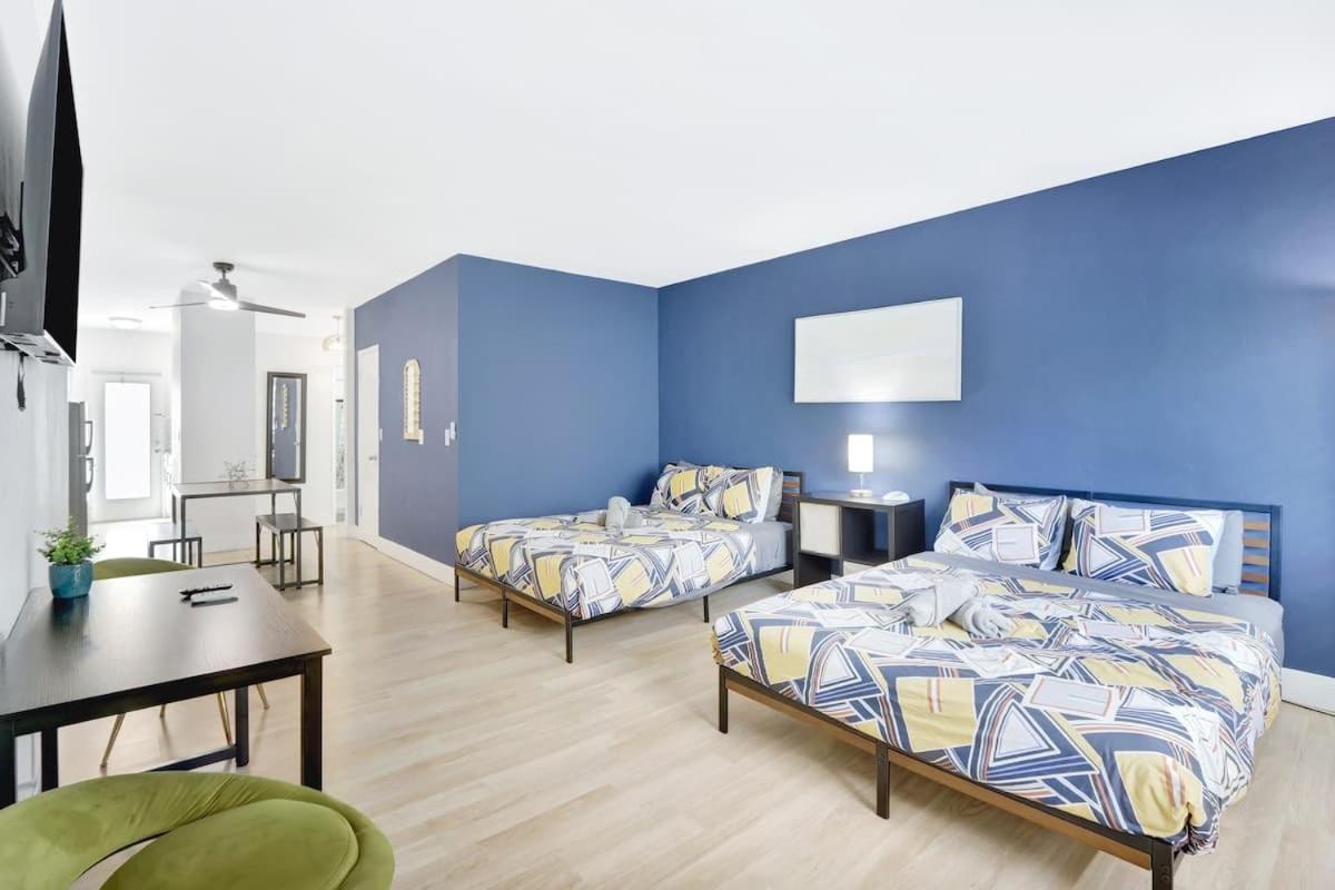 1BR Miami Beach Apt with King plus 2 Queens & Parking