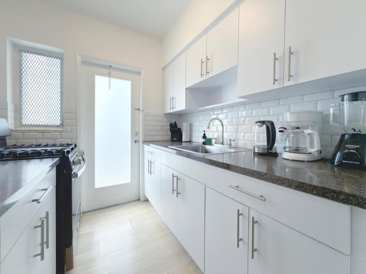 1BR Miami Beach Apt with King plus 2 Queens & Parking - 3