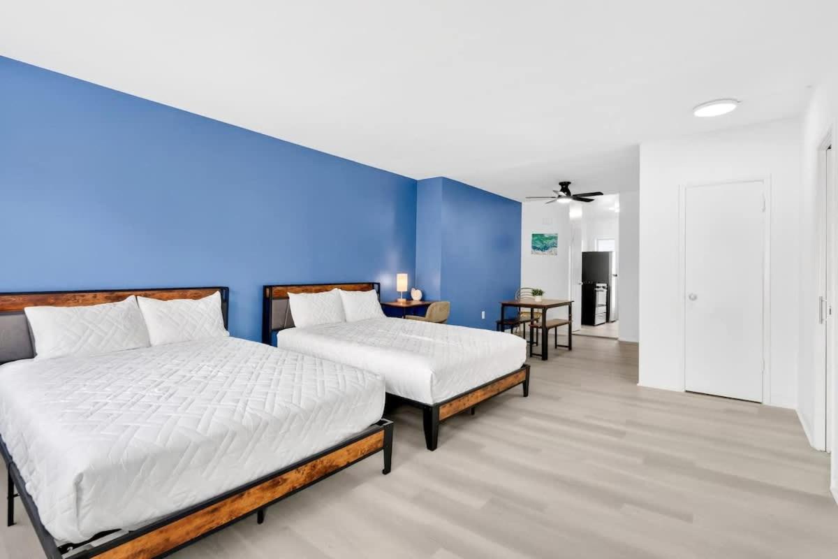 Sunny Miami Beach Studio with 2 Queens plus Workspace