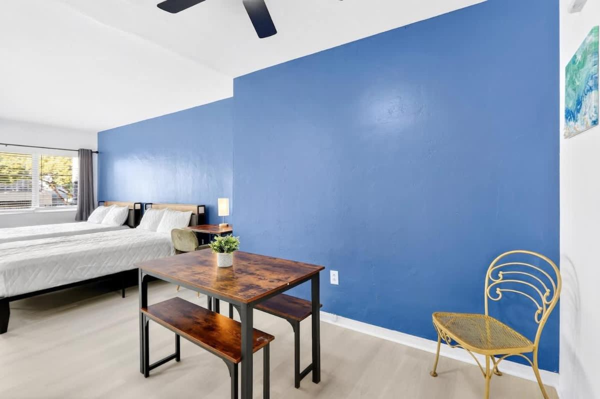 Sunny Miami Beach Studio with 2 Queens plus Workspace - 3