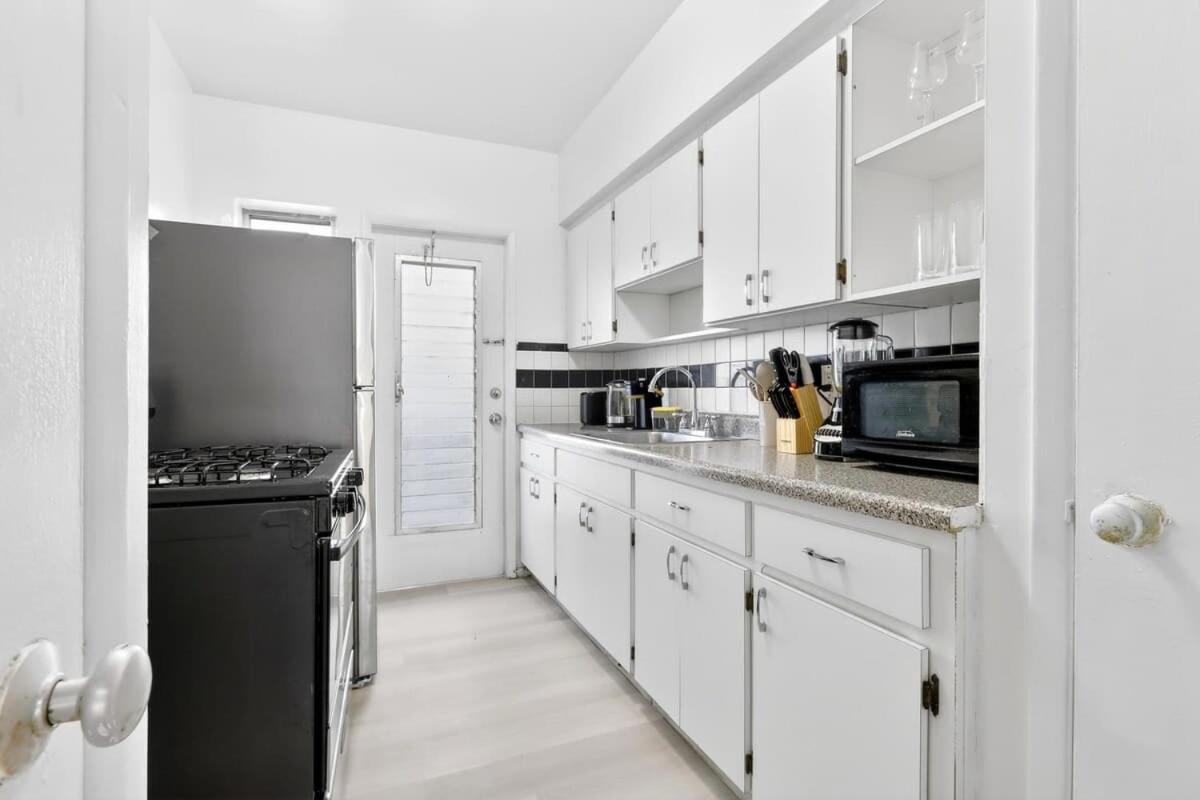 Sunny Miami Beach Studio with 2 Queens plus Workspace - 4