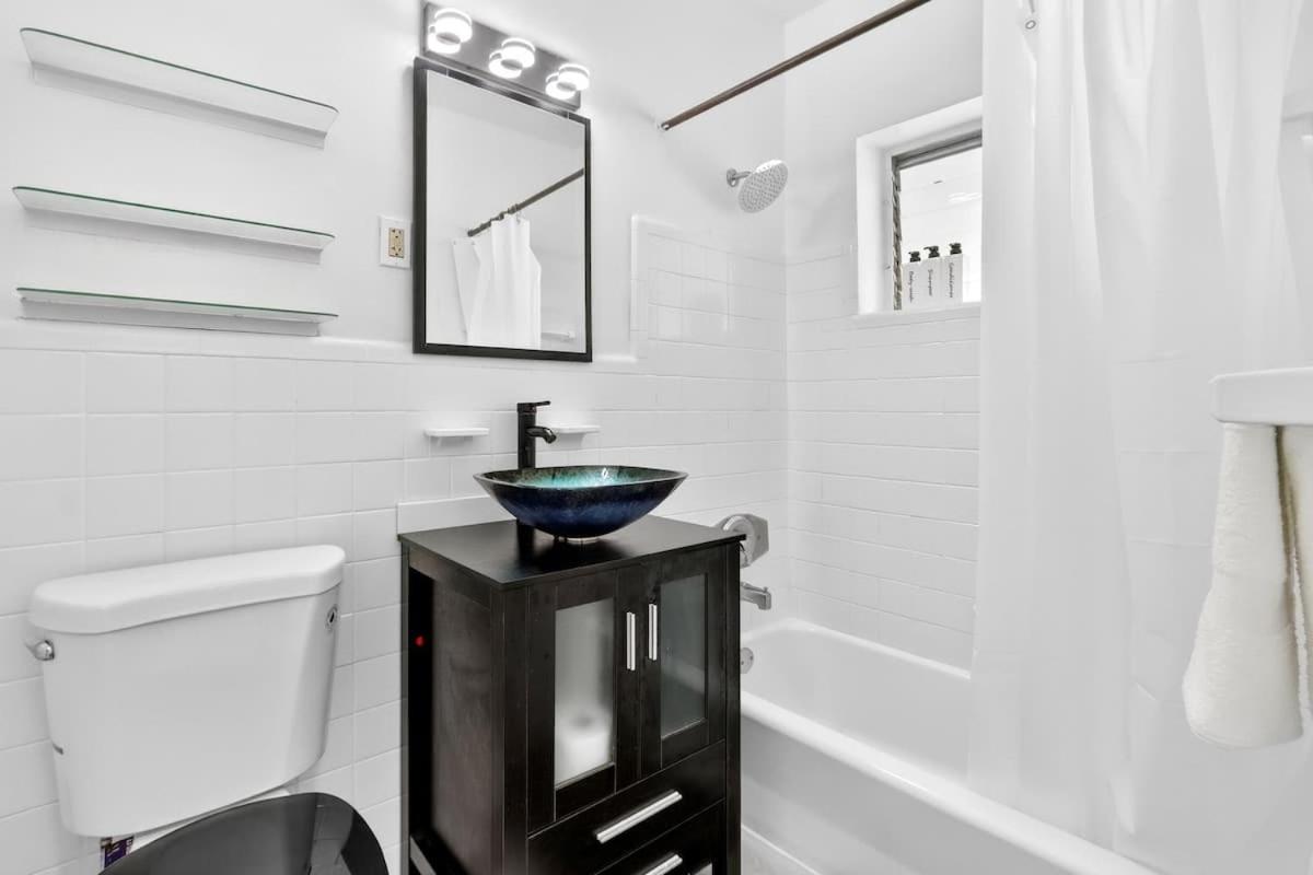 Sunny Miami Beach Studio with 2 Queens plus Workspace - 5