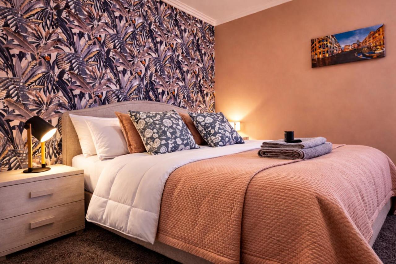 Mari & Lucio Bright Rome Apartment Sleeps 4 near Metro Basilica San Paolo- 4 Stops to Colosseum- Wi-Fi AC