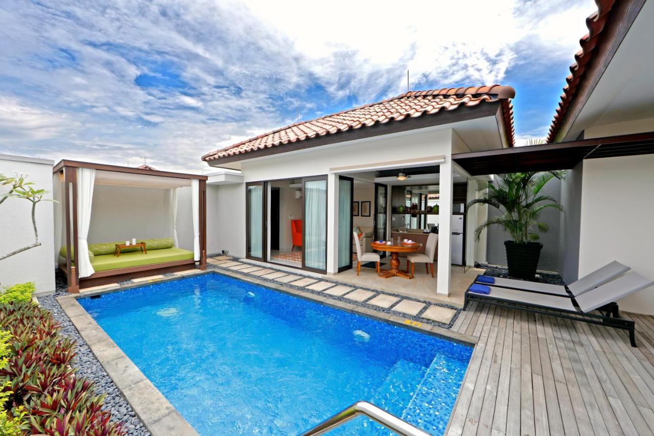 Rooftop swimming pool: Pantai Indah Lagoi Bintan