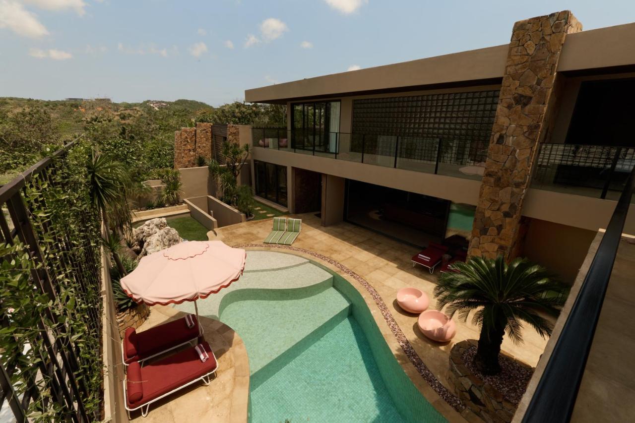 Slim Summer House, 4 bedroom Mid Century Villa in Uluwatu
