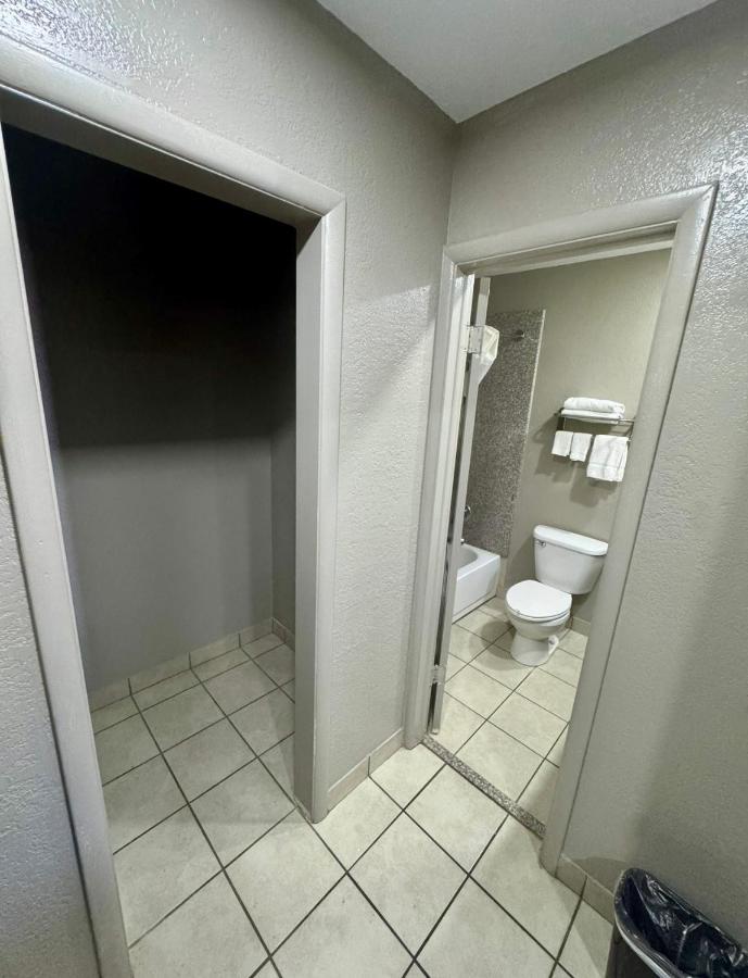 Economy Inn — photo 11