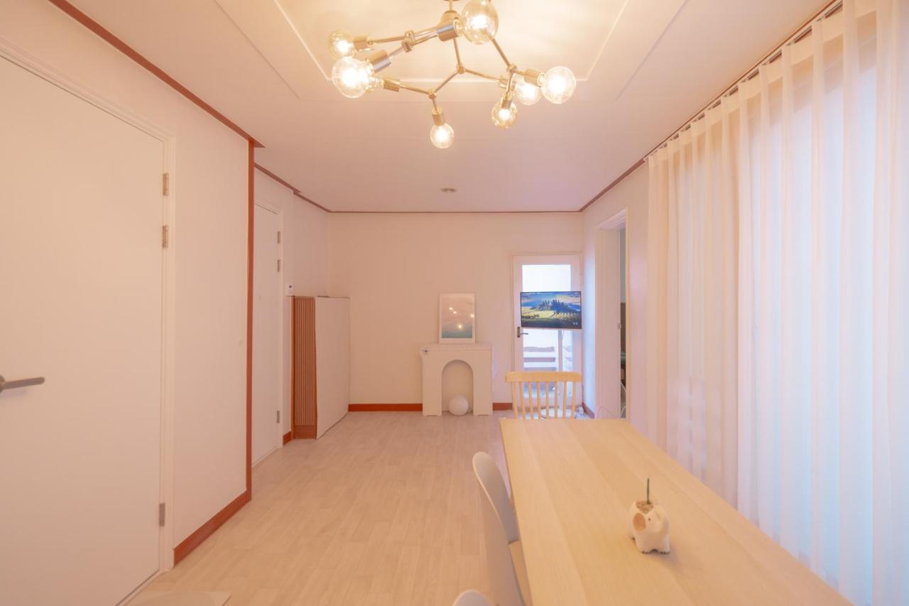4 Queen Beds 3BR Family Apartment 8 Guests Seoul Wangsimni - 2
