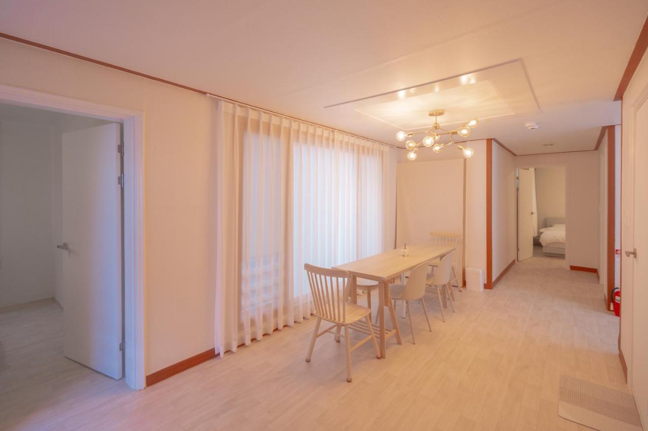 4 Queen Beds 3BR Family Apartment 8 Guests Seoul Wangsimni - 3
