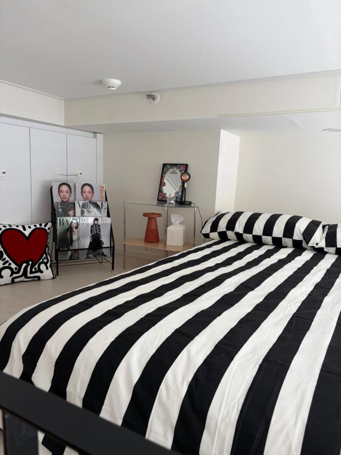 OPEN3-Hongik Hapjeong Station 2 minutes-Luxury hotel style-Panoramic Han River View-Queen bed for 2 people-Comfortable sofa Interior - 5