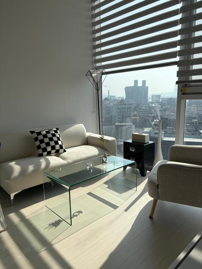 OPEN3-Hongik Hapjeong Station 2 minutes-Luxury hotel style-Panoramic Han River View-Queen bed for 2 people-Comfortable sofa Interior - 3