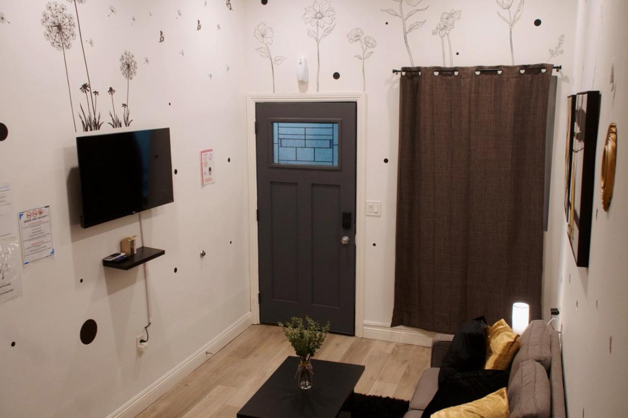 Noir and Gold Retreat - 5