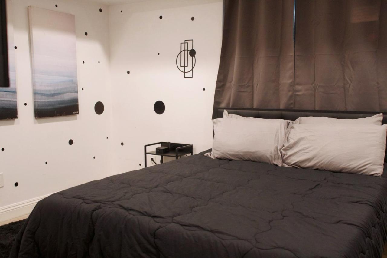 Noir and Gold Retreat - 2