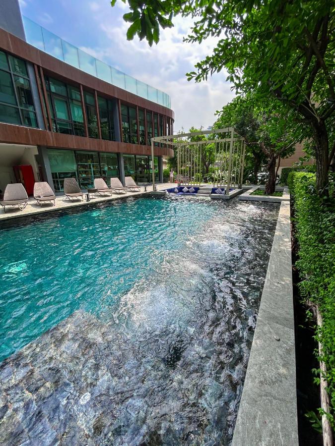 Luxury apartment near On Nut BTS station with swimming pool