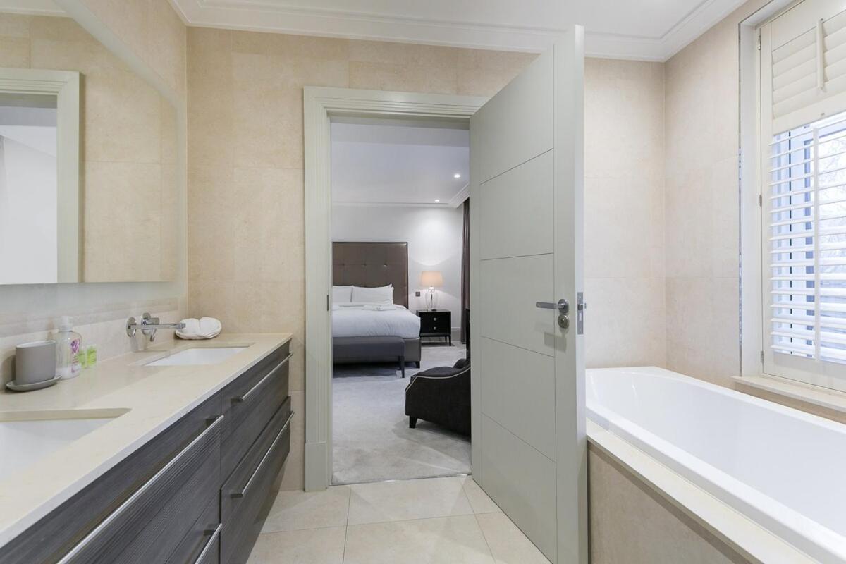 Exclusive Two-Bed Flat on Iconic Park Lane PL15A - 3