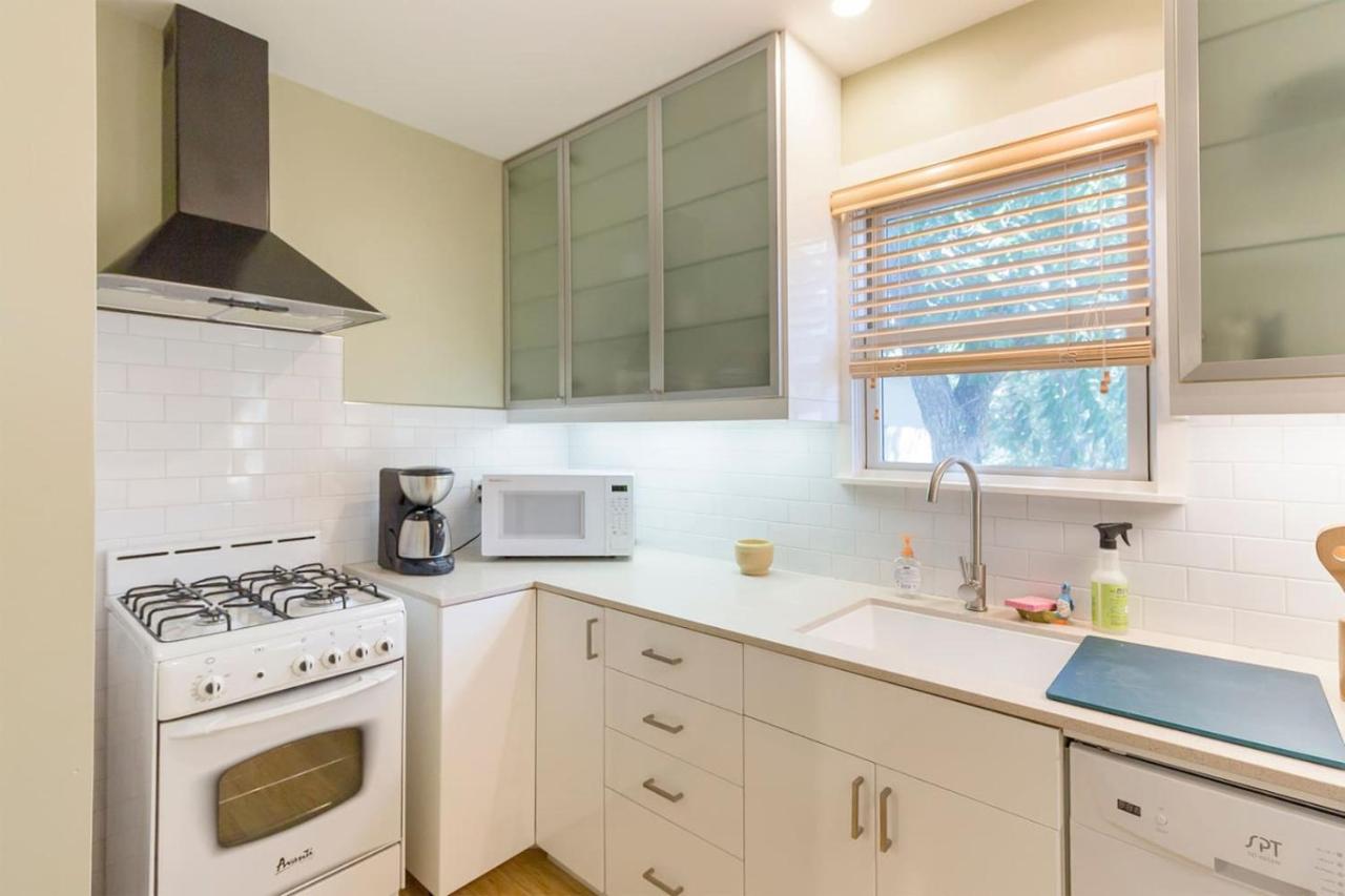 1BR 1BA Near Downtown and Town Lake w Parking, Balcony by Austin Vacay - 4