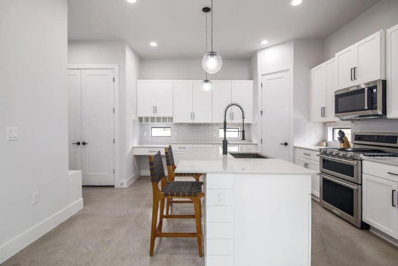 New Modern 3BR 2.5BA North Loop, Cowboy Pool and Patio by Austin Vacay - 4