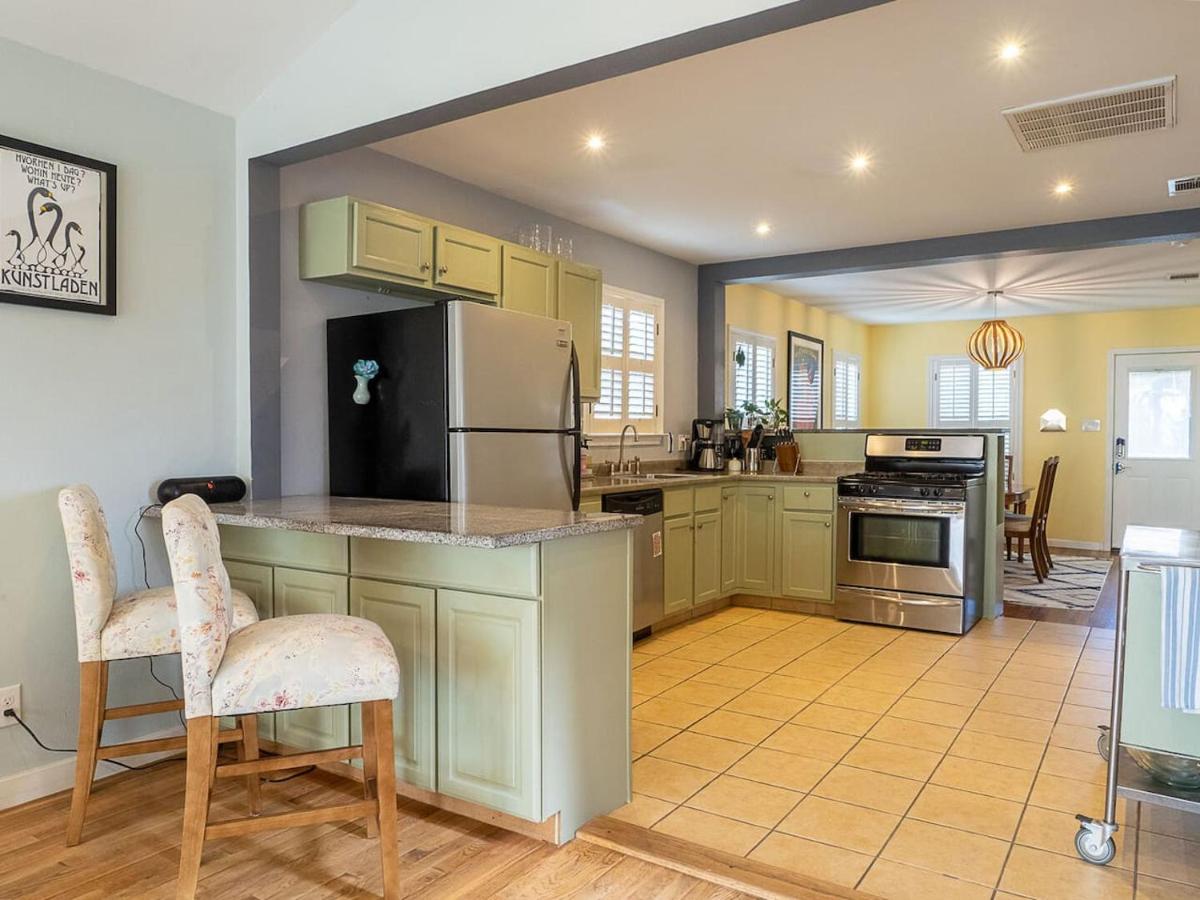 East ATX 3BR 2BA, Patio and Fire Pit Mins to Downtown by Austin Vacay - 2