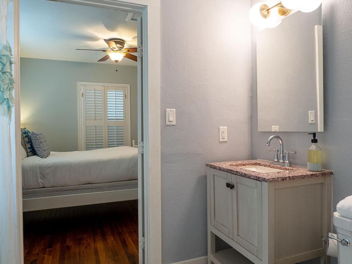 East ATX 3BR 2BA, Patio and Fire Pit Mins to Downtown by Austin Vacay - 5