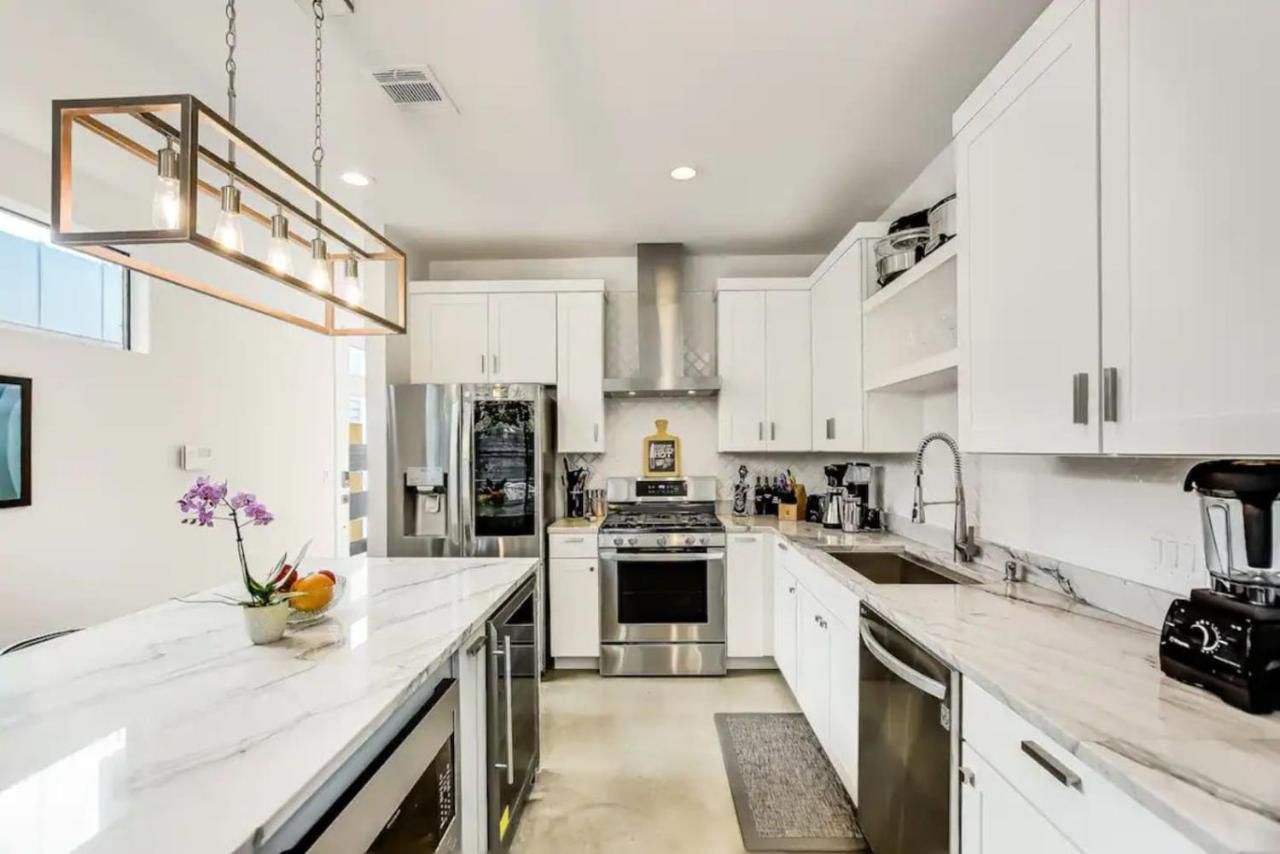3BR 3BA Heart of SoCo, Private Deck Steps to Shops by Austin Vacay - 5