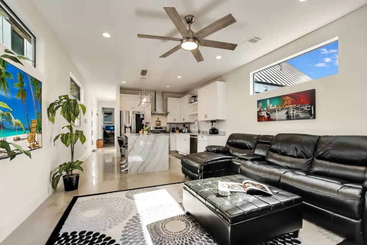 3BR 3BA Heart of SoCo, Private Deck Steps to Shops by Austin Vacay - 3
