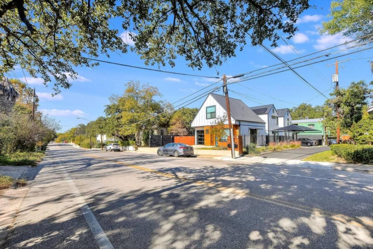 3BR 3BA Heart of SoCo, Private Deck Steps to Shops by Austin Vacay - 2