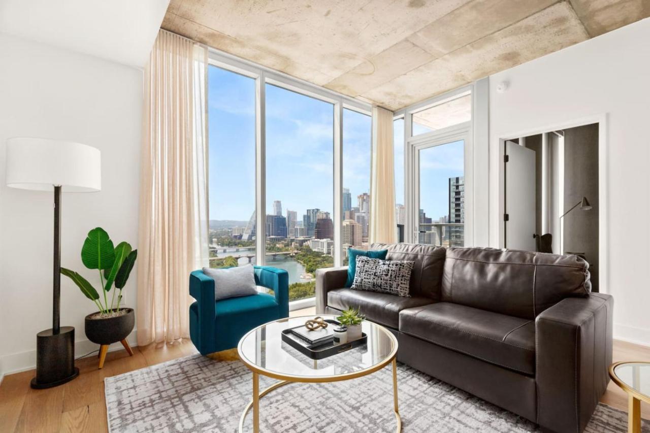 Rainey St Lux Condo Rooftop Pool and Lake Views, Mins to DT by Austin Vacay