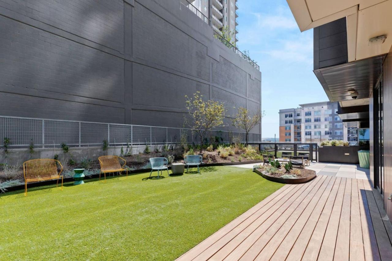 Rainey St Lux Condo Rooftop Pool and Lake Views, Mins to DT by Austin Vacay - 2