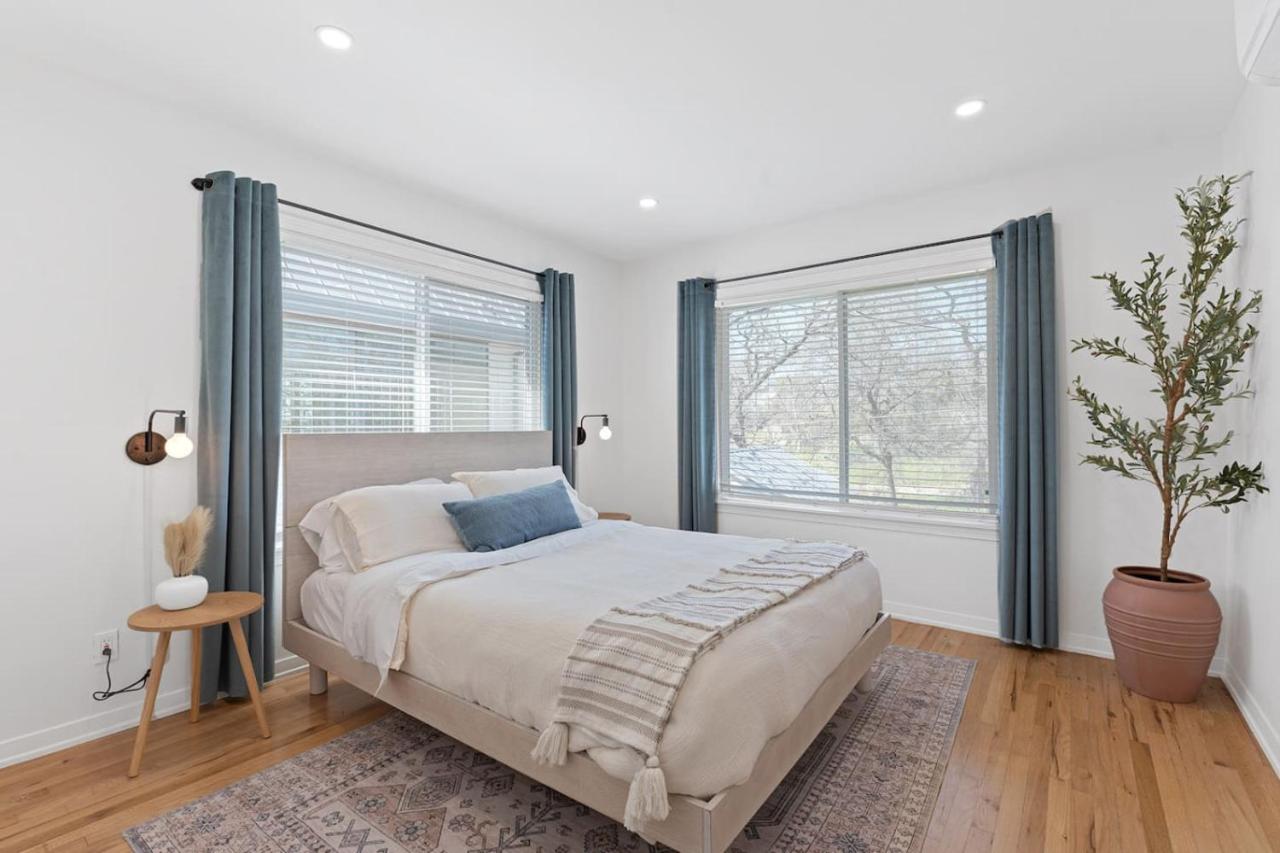 Chic 2BR Highland Retreat Near UT and Downtown, Free Parking by Austin Vacay - 2